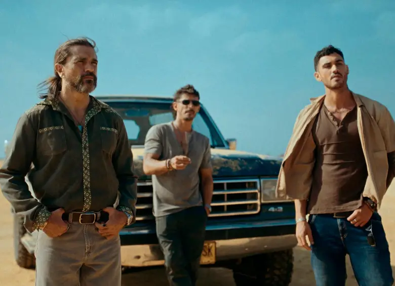 Juanes, Alberto Guerra y Alejandro Speitzer, los tres hermanos “pimpineros” de esta nueva producción cinematográfica. FOTO Cortesía Prime Video