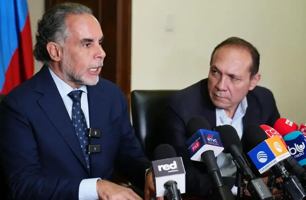 El ministro del Interior, Armando Benedetti; y el ministro de Trabajo, Antonio Sanguino. FOTO: Cortesía Ministerio del Trabajo