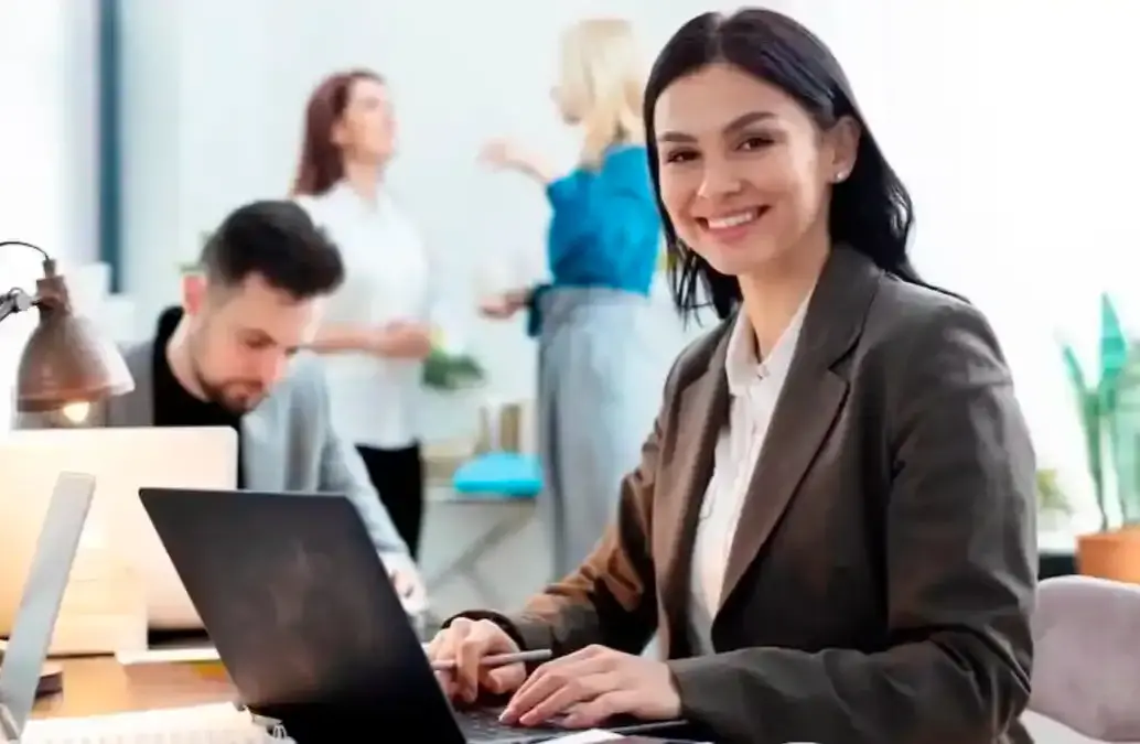 Estas empresas buscan aprendices, auxiliares, asistentes, reclutadores, entre otros, en áreas administrativas con beneficios y acompañamiento. FOTO: GETTY