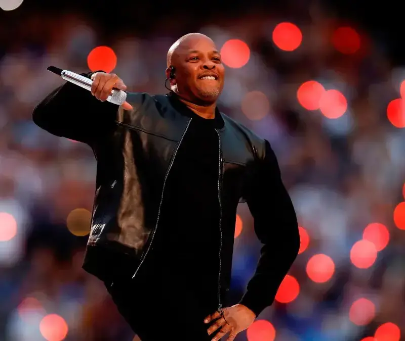 Dre no ha sido solo un acumulador de fortuna. En 2013, junto a Jimmy Iovine, donó 70 millones de dólares a la Universidad del Sur de California para crear la USC Jimmy Iovine and Andre Young Academy for Arts, Technology and the Business of Innovation, con el objetivo de “moldear el futuro nutriendo los talentos y el liderazgo de estudiantes motivados a explorar nuevas formas de arte, tecnología y modelos de negocio”. FOTO: Getty