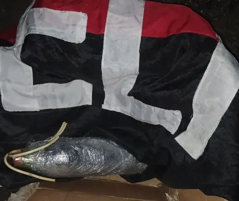 El explosivo encontrado por el Ejército se encontraba acompañado de una bandera del ELN. FOTO: EJÉRCITO