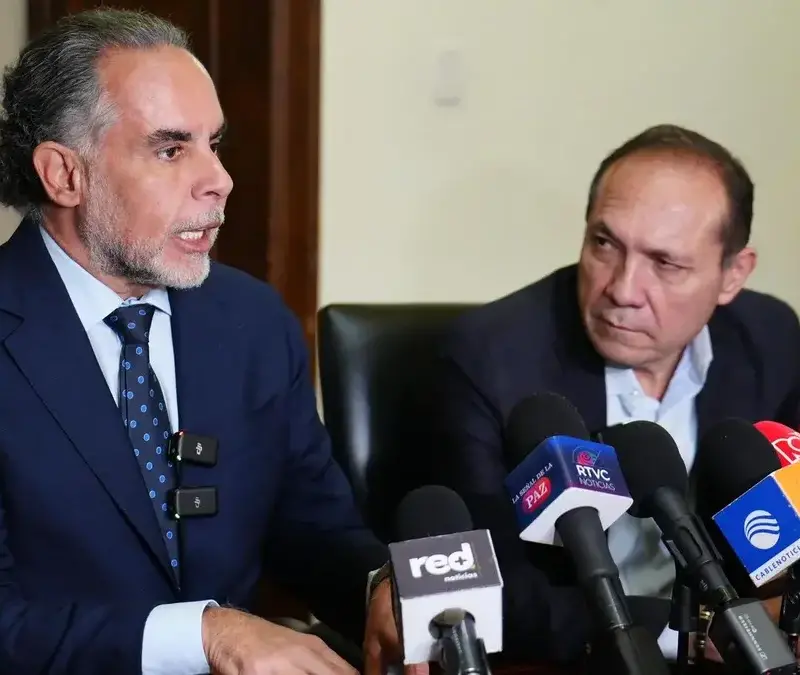 El ministro del Interior, Armando Benedetti; y el ministro de Trabajo, Antonio Sanguino. FOTO: Cortesía Ministerio del Trabajo