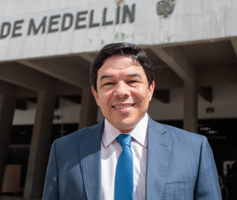 Óscar Hurtado ha tenido una amplia trayectoria en la política regional: Foto: Alcaldía de Medellín