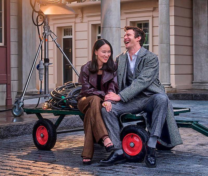 Yerin Ha y Luke Thompson en la promoción de la cuarta temporada de Bridgerton. FOTO Cortesía