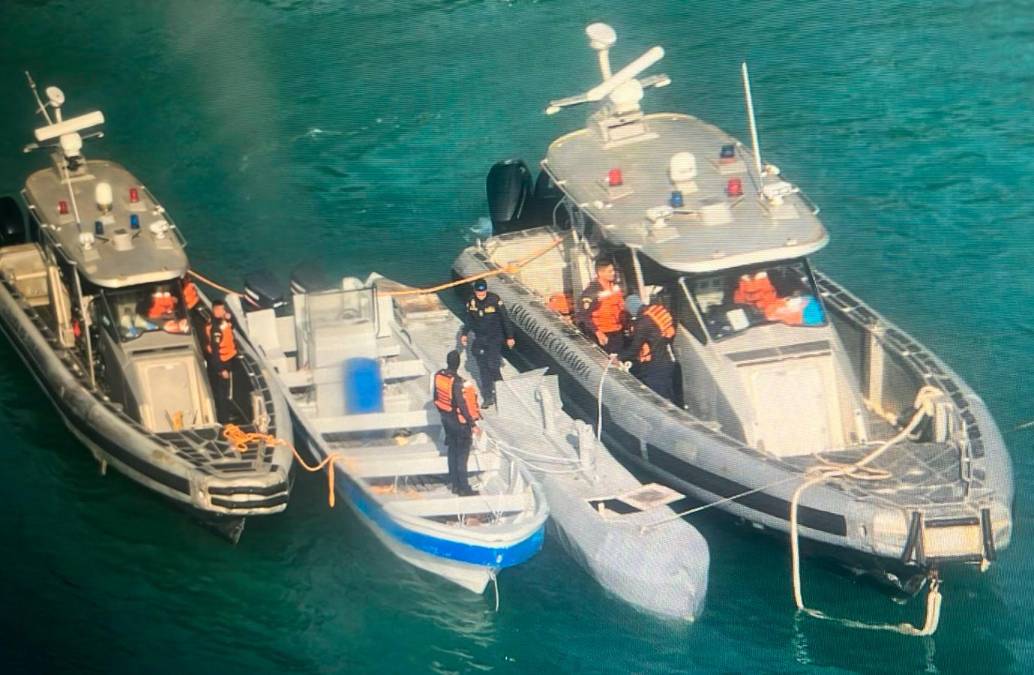 Este es el semisumergible interceptado en aguas cercanas al Parque Tayrona, en la región del Magdalena. FOTO: CORTESÍA DE LA ARMADA.