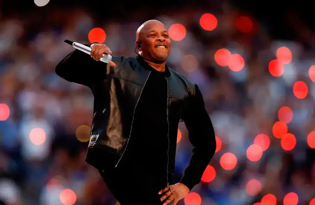 Dre no ha sido solo un acumulador de fortuna. En 2013, junto a Jimmy Iovine, donó 70 millones de dólares a la Universidad del Sur de California para crear la USC Jimmy Iovine and Andre Young Academy for Arts, Technology and the Business of Innovation, con el objetivo de “moldear el futuro nutriendo los talentos y el liderazgo de estudiantes motivados a explorar nuevas formas de arte, tecnología y modelos de negocio”. FOTO: Getty