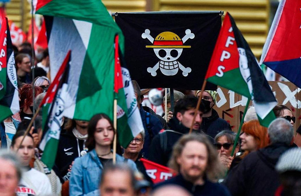 La bandera de One piece (una sonriente calavera) se ha ondeado en diversas manifestaciones del mundo. Foto: Afp.
