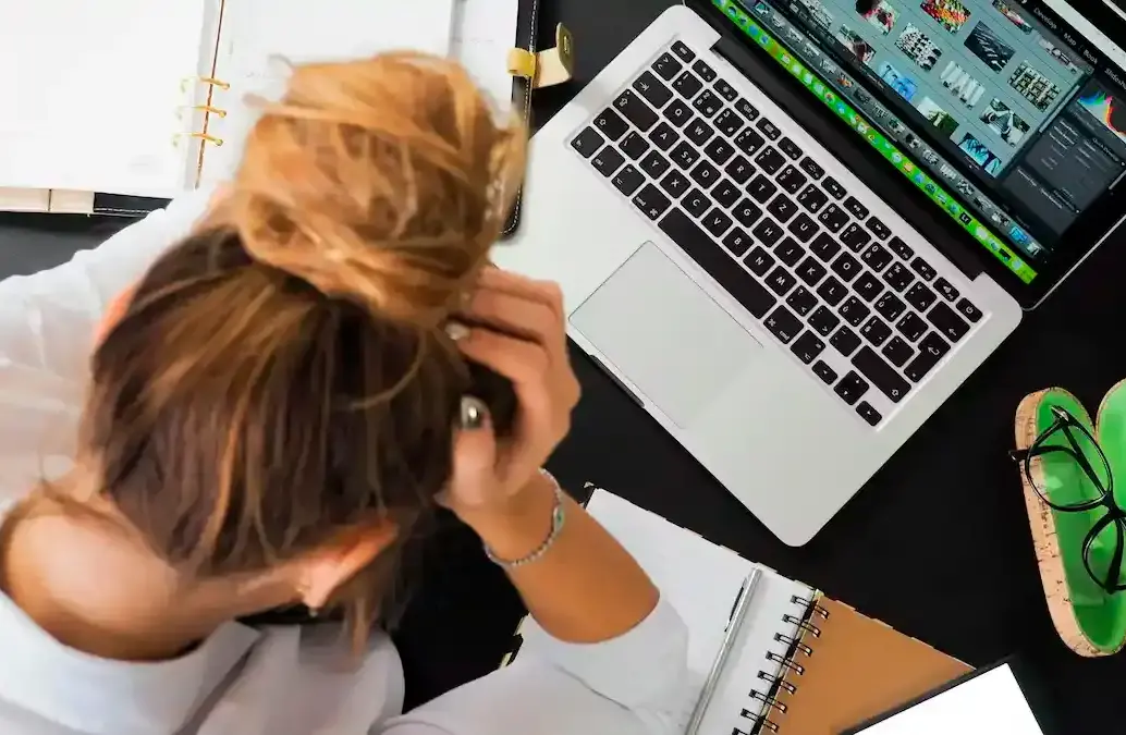 El burnout laboral dejó de ser la excepción y se convirtió en la rutina para miles de empleados. FOTO: PEXELS