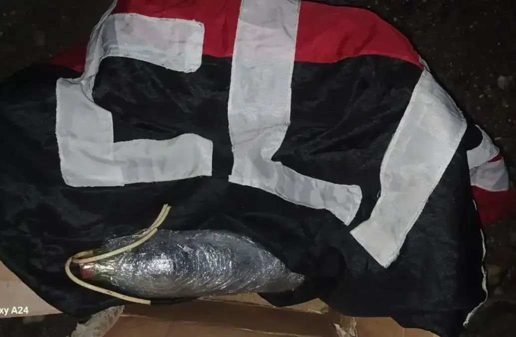 El explosivo encontrado por el Ejército se encontraba acompañado de una bandera del ELN. FOTO: EJÉRCITO