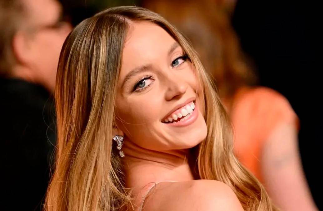 La actriz Sydney Sweeney ha protagonizado varios escándalos, entre ellos protagonizar una campaña publicitaria que promovía el supremacismo blanco, según sus críticos. Foto: getty.