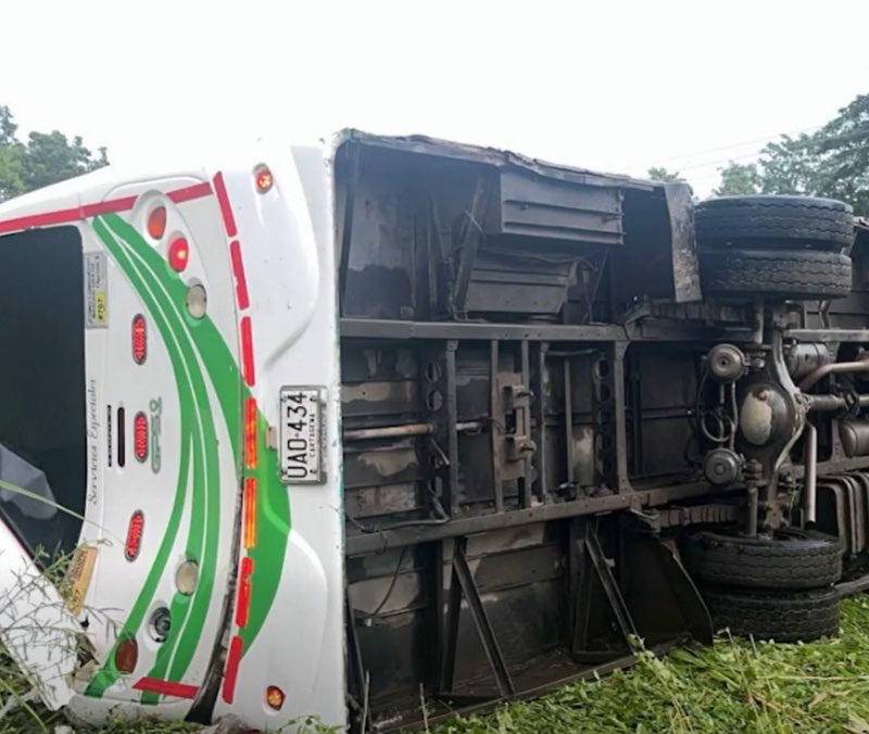 Las autoridades investigan si una falla en los frenos o el estado de la vía causó el hecho. FOTO: Cortesía