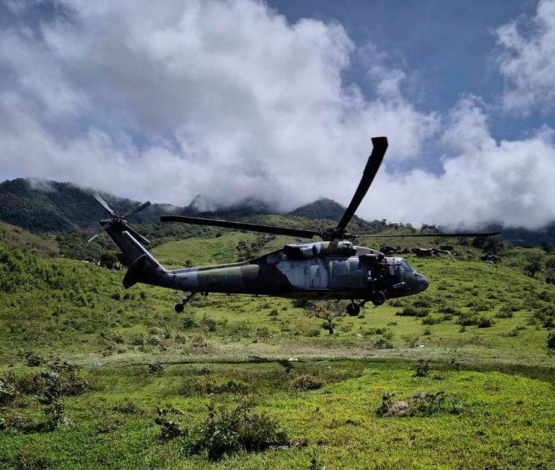 El Ejército está enviando apoyo aéreo para las tropas que pelean en la zona rural de Jamundí, Valle. FOTO: CORTESÍA DEL EJÉRCITO