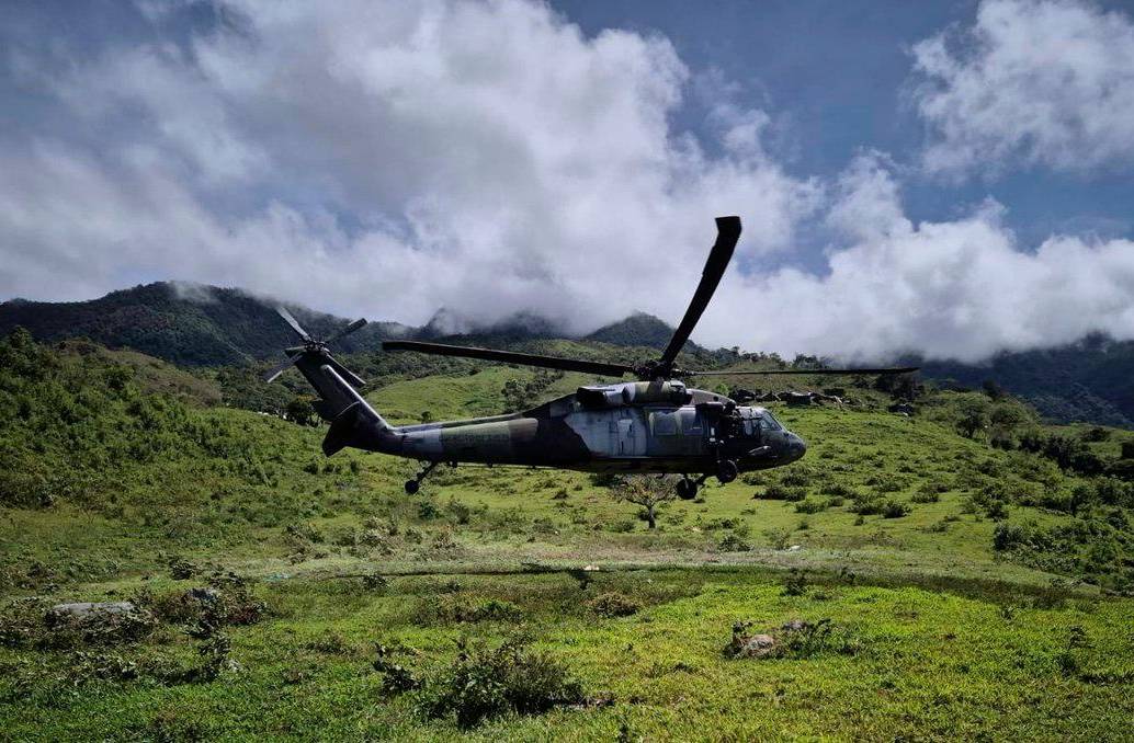 El Ejército está enviando apoyo aéreo para las tropas que pelean en la zona rural de Jamundí, Valle. FOTO: CORTESÍA DEL EJÉRCITO