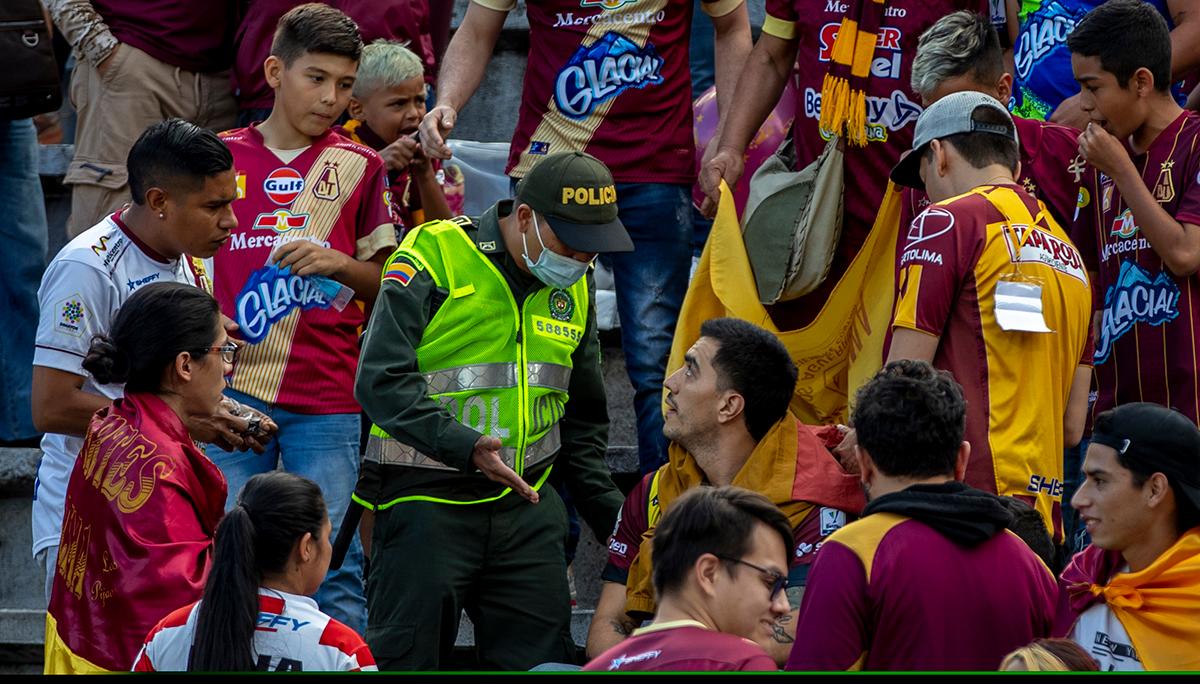 Inaudito que seguidores del Tolima señalaran algunos aficionados para que la policía les pidiera la cédula y los uniformados al comprobar que eran antioqueños procedían a retirarlos del estadio. FOTO: JUAN ANTONIO SÁNCHEZ OCAMPO 