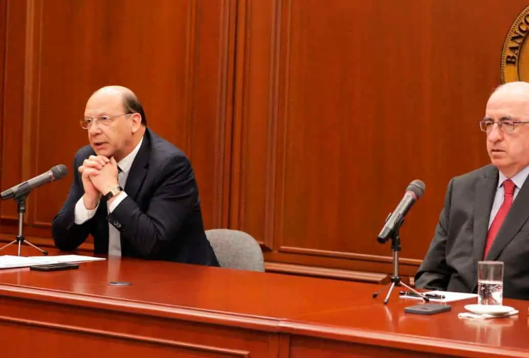Contrario a lo planteado por el Gobierno, las tasas altas han presionado las utilidades del sistema financiero. En la foto, Germán Ávila, ministro de Hacienda y Leonardo Villar, gerente del Banco de la República. FOTO: CORTESÍA BANCO DE LA REPÚBLICA