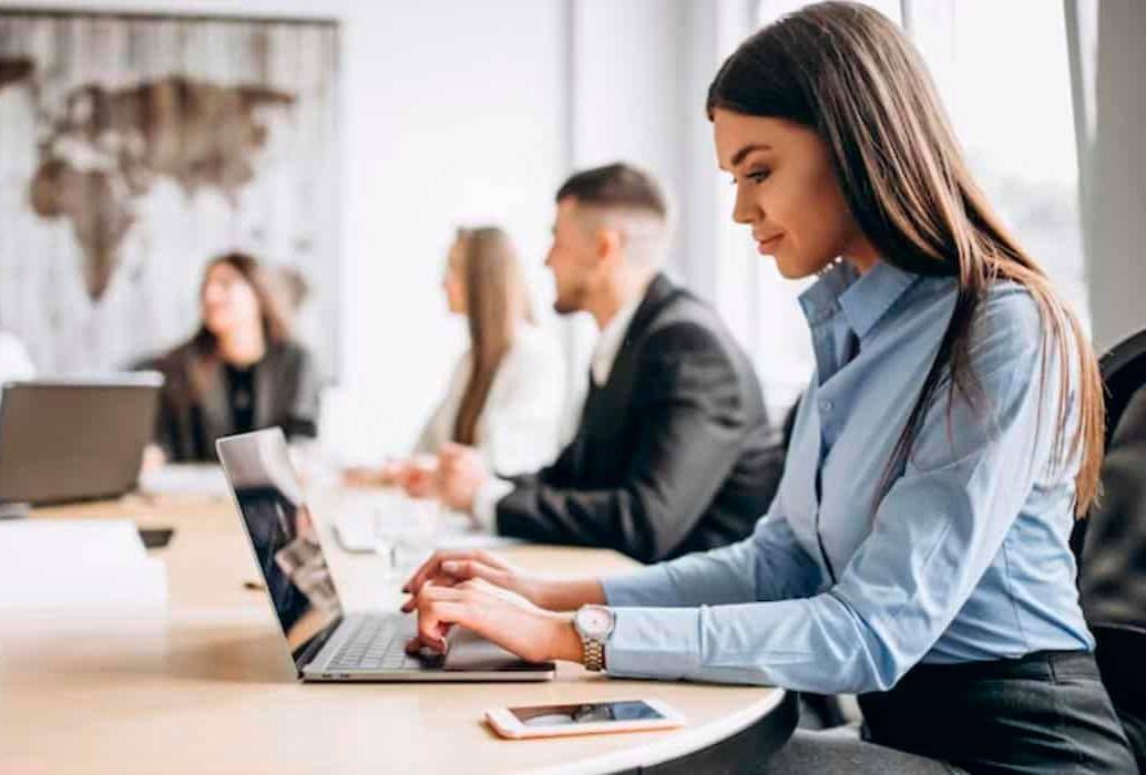 Sectores como ventas, logística y servicio al cliente lideran las contrataciones de talento joven. FOTO: Freepik
