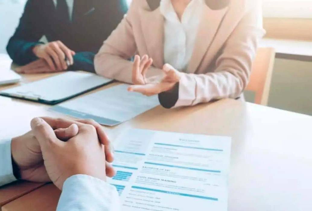 Las empresas fortalecen programas de formación, certificaciones y desarrollo profesional para retener talento digital. FOTO GETTY
