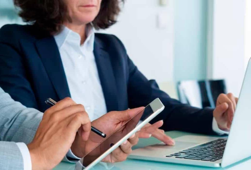 Empleado consulta en su celular la fecha límite para recibir el pago de la prima, establecido por el Ministerio de Trabajo. FOTO: iStock