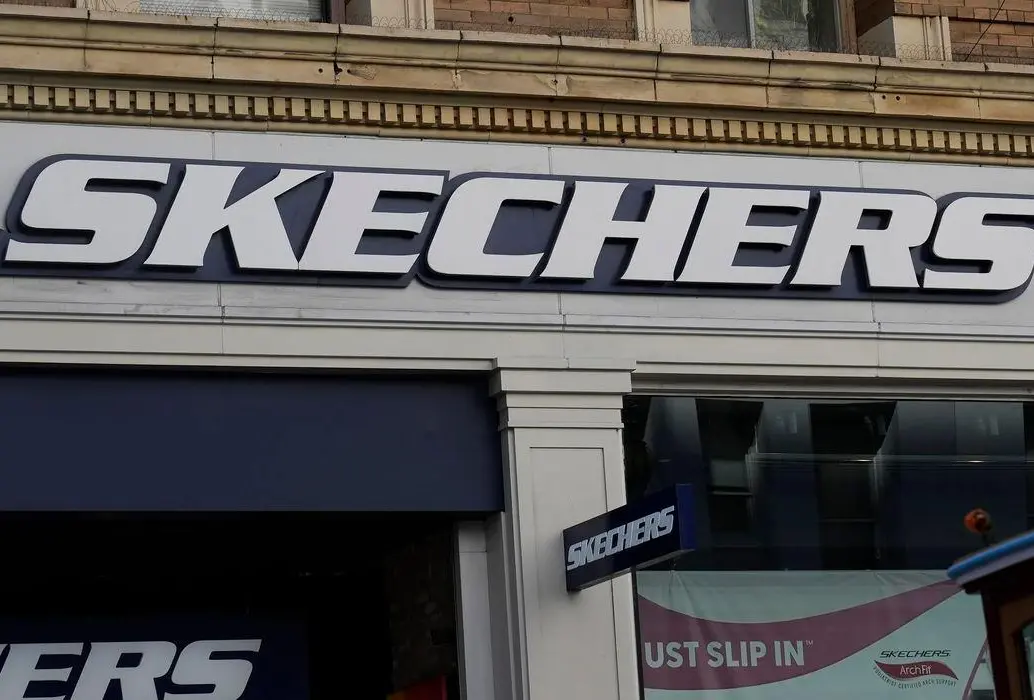Las acciones de Skechers subieron casi un 25% este lunes, hasta los 61,56 dólares. FOTO tomada de X