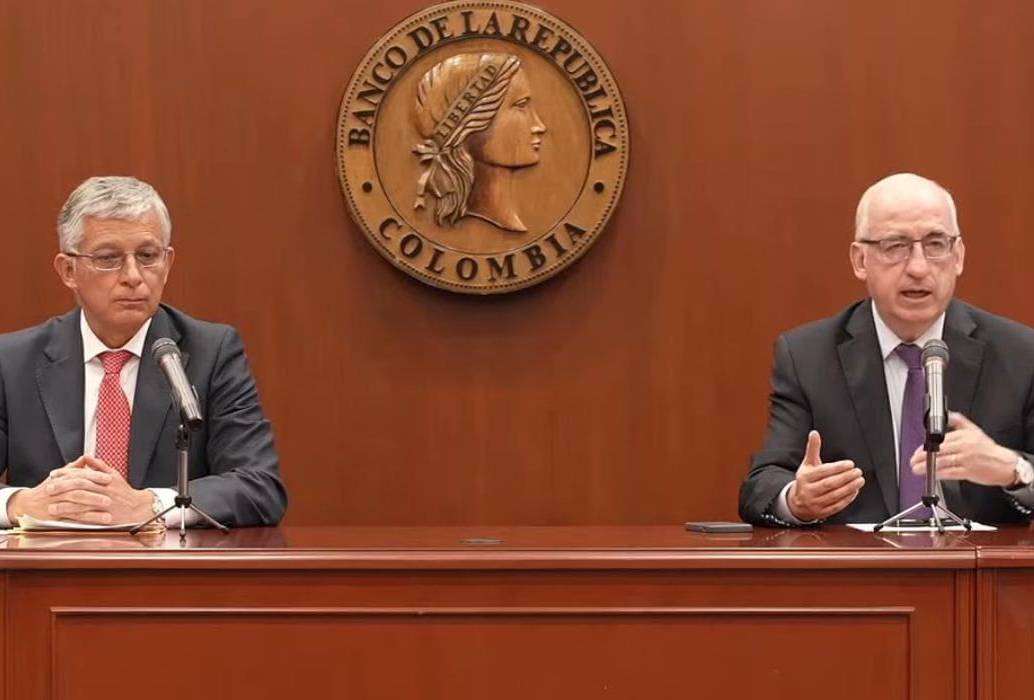 El ministro encargado de Hacienda, Carlos Betancourt; y el gerente del Banco de la República, Leonardo Villar, en la reunión de tasas de octubre. FOTO: Cortesía BanRep.