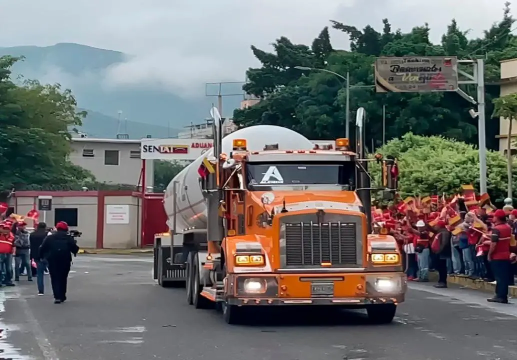 Las primeras cisternas con GLP cruzaron la frontera por el puente internacional Simón Bolívar. FOTO: CORTESÍA