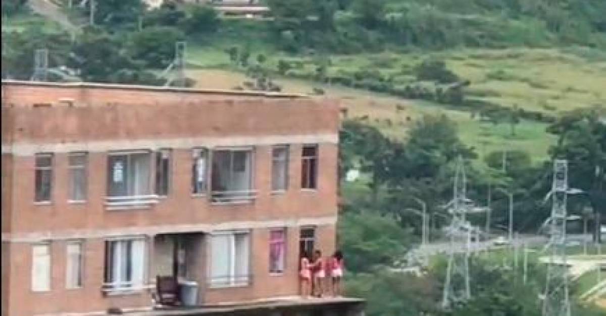 Video Qué Peligro Niñas Arriesgan Su Vida Jugando En El último Piso De Un Edificio En Bello 4397