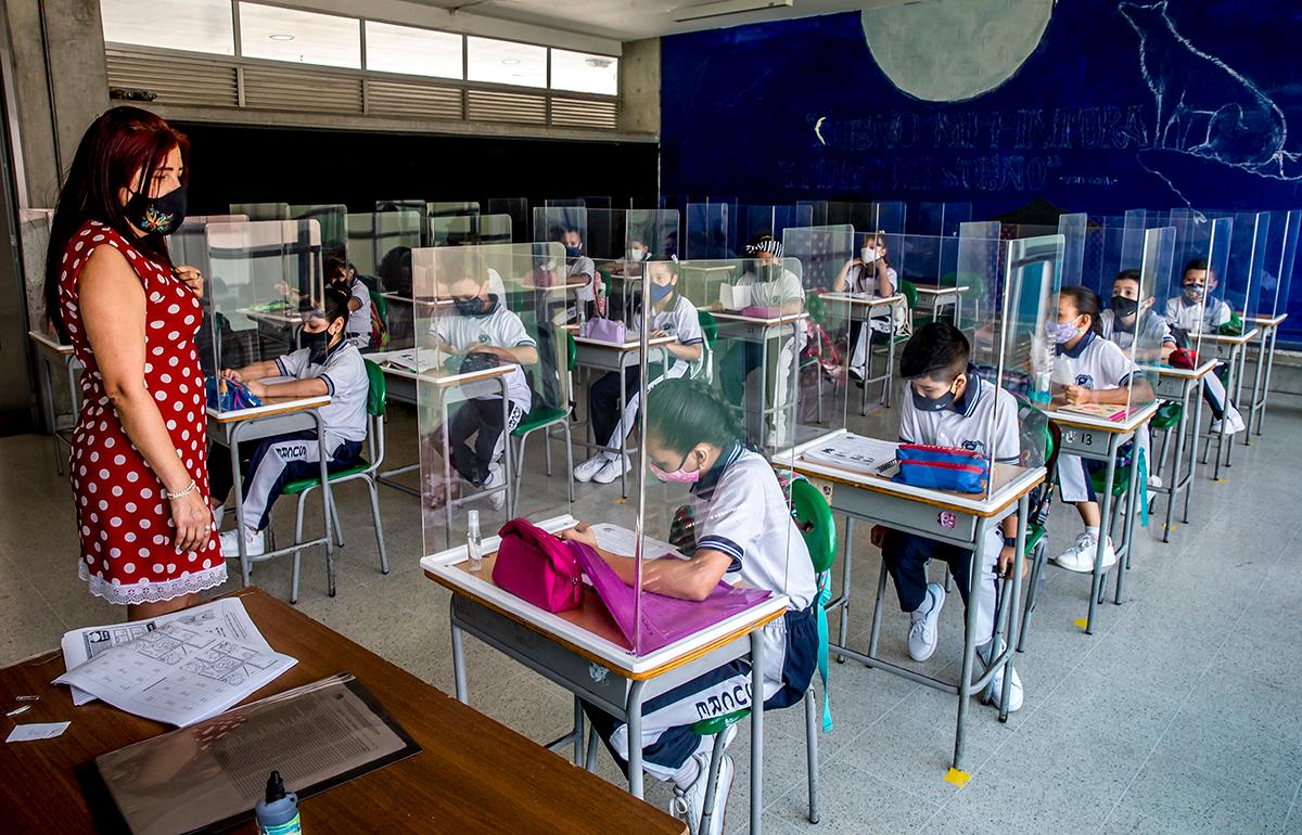 Se estima que para finales de marzo, todas las instituciones de área metropolitana estén estudiando bajo este modelo. Foto Juan Antonio Sánchez Ocampo
