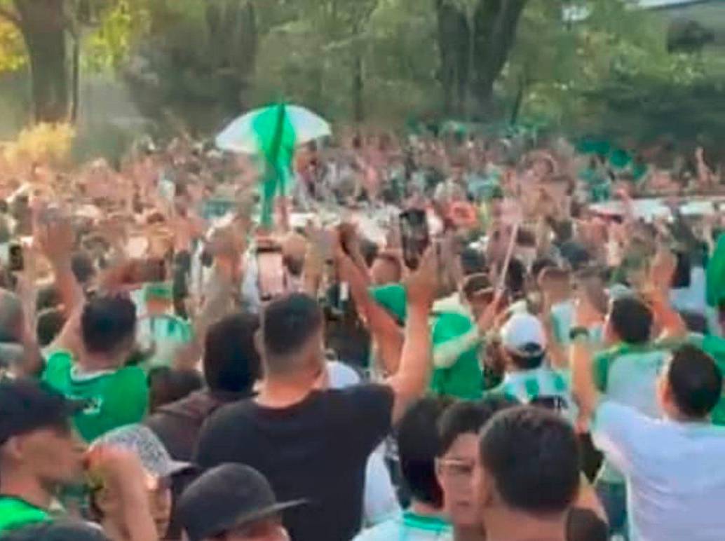 En la imagen se puede ver la fiesta de los hinchas antes de ingresar al Atanasio Girardot. FOTO LUZ MOLINA