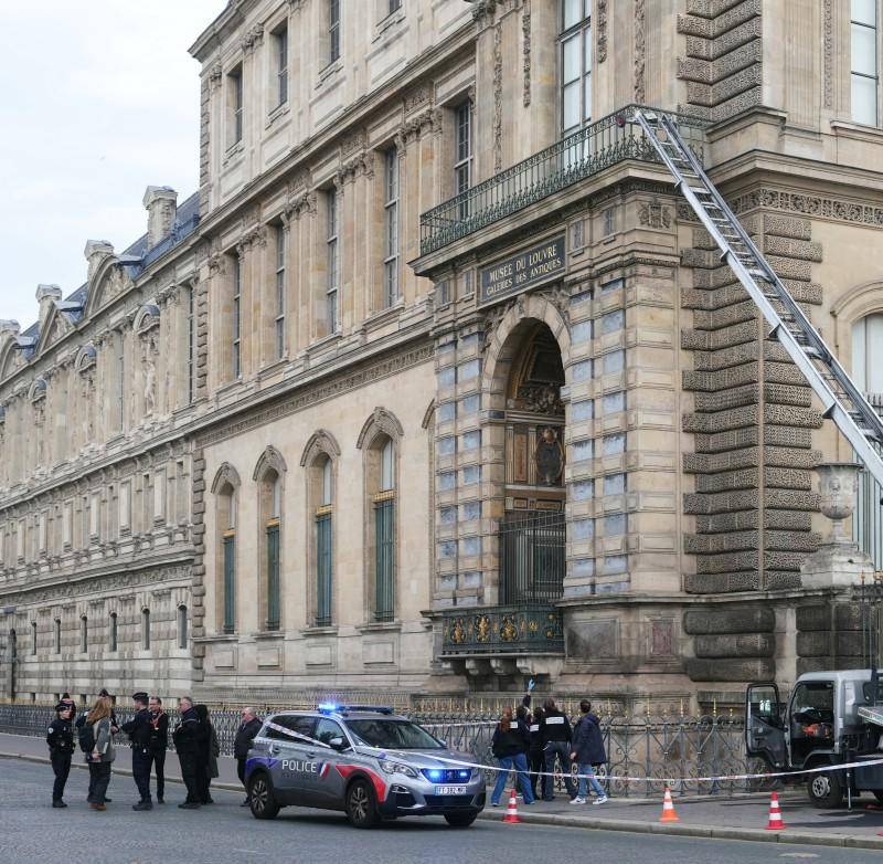 Robo de joyas en el Louvre: dos detenidos imputados y tres liberados