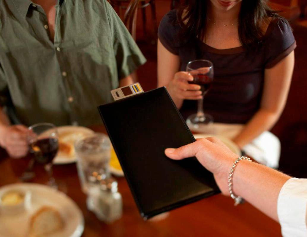 Restaurantes y bares buscan personal con buena actitud y atención al cliente. FOTO: GETTY
