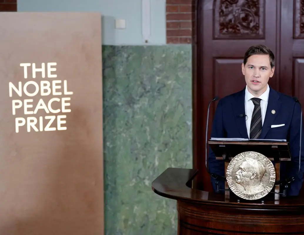 El presidente del Comité Nobel Noruego, Jorgen Watne Frydnes, se dirige a los periodistas para anunciar el ganador del Premio Nobel de la Paz 2025 en el Instituto Nobel Noruego en Oslo, Noruega. FOTO: APF