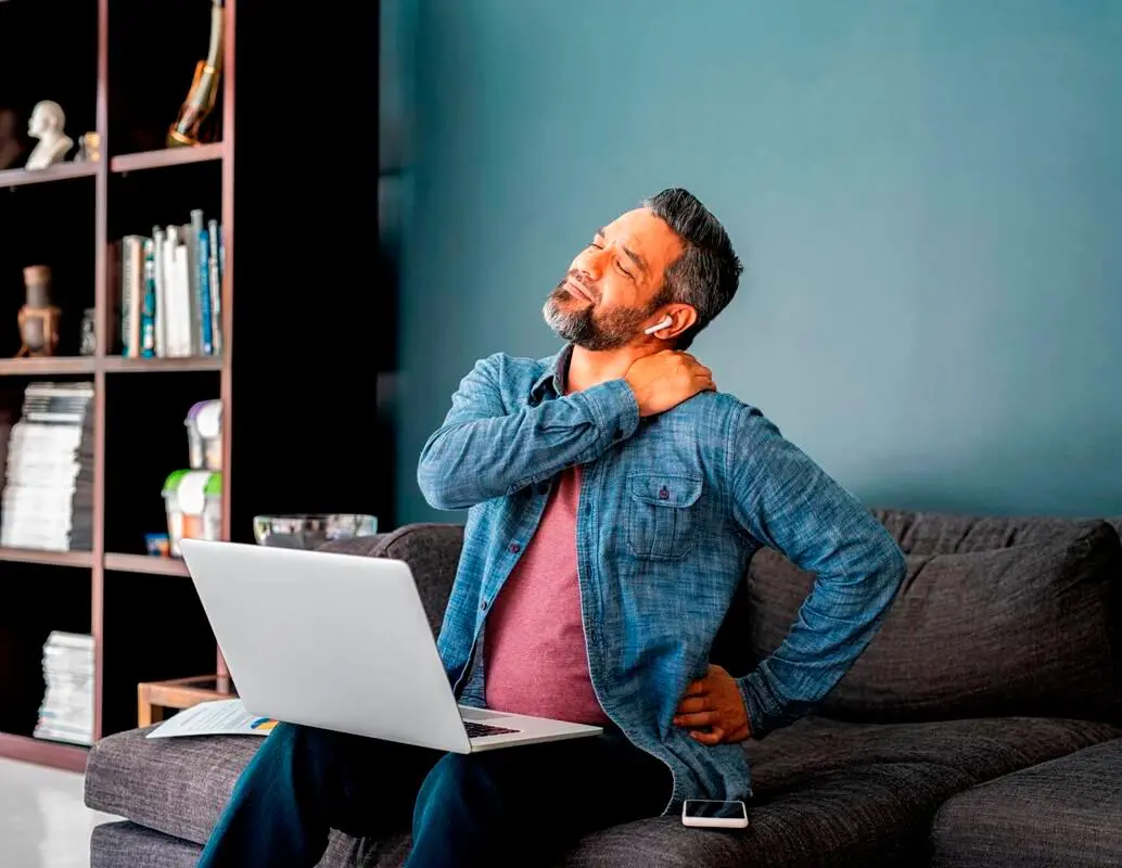 Los empleados agotados pueden mostrar menor participación en reuniones, reducir su productividad, retrasar entregas o incluso aislarse de su equipo de trabajo. FOTO: GETTY