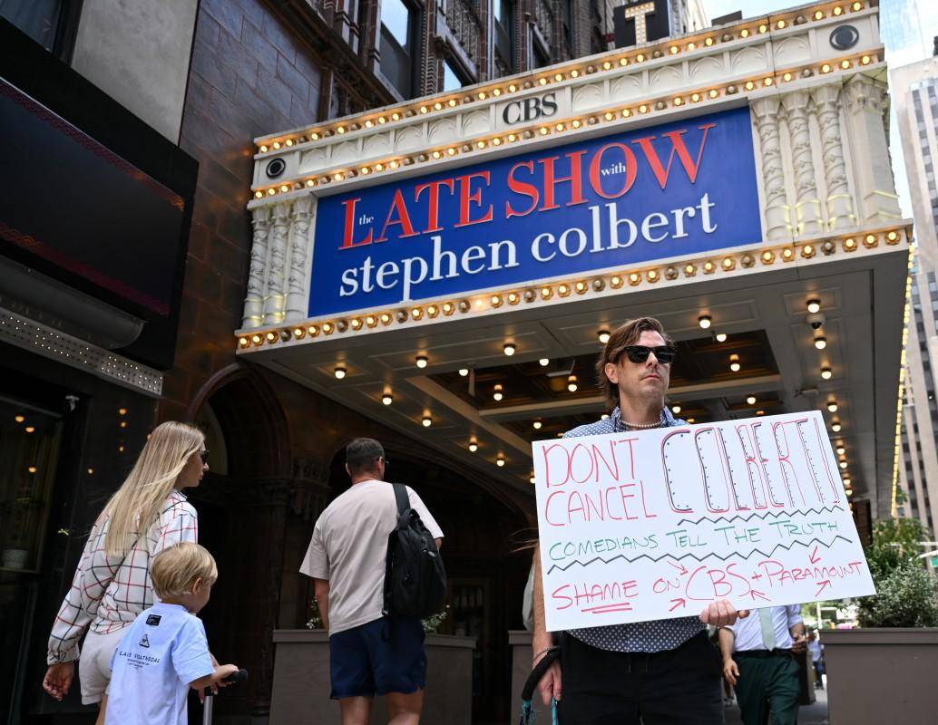 Stephen Colbert anunció entre aplausos y abucheos que “The Late Show” terminará en 2026, marcando el cierre definitivo del icónico programa nocturno de CBS. FOTO ANGELA WEISS / AFP