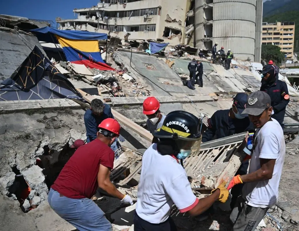 Las autoridades venezolanas continúan las labores de búsqueda y remoción de escombros tras los terremotos que dejaron miles de muertos en el estado La Guaira. FOTO: AFP. 