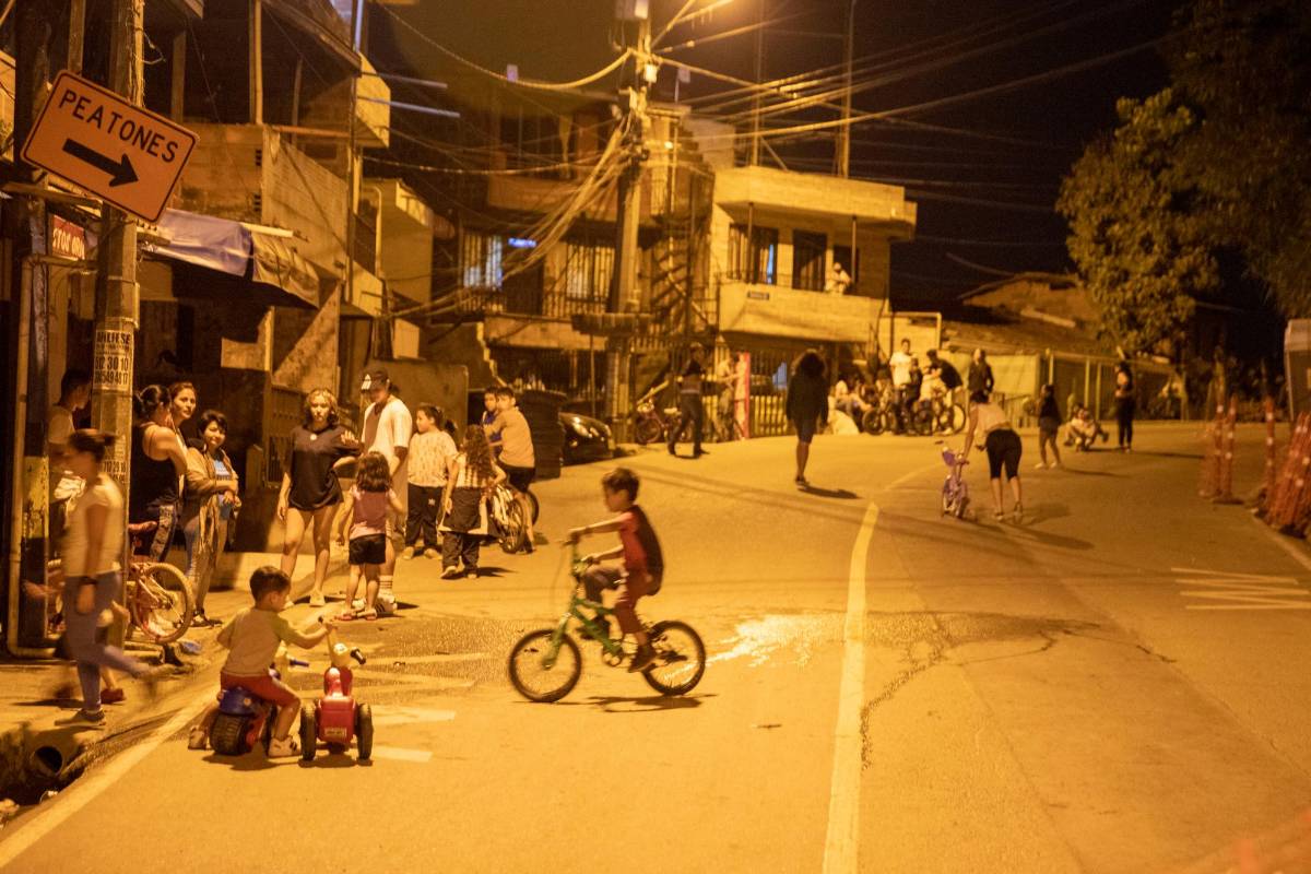 En el barrio San Blas, en Manrique, las personas desacatan el toque de queda. Esta situación es recurrente en comunas como San Javier, Laureles, Santa Cruz, Castilla y La Candelaria. FOTO: EDWIN BUSTAMANTE