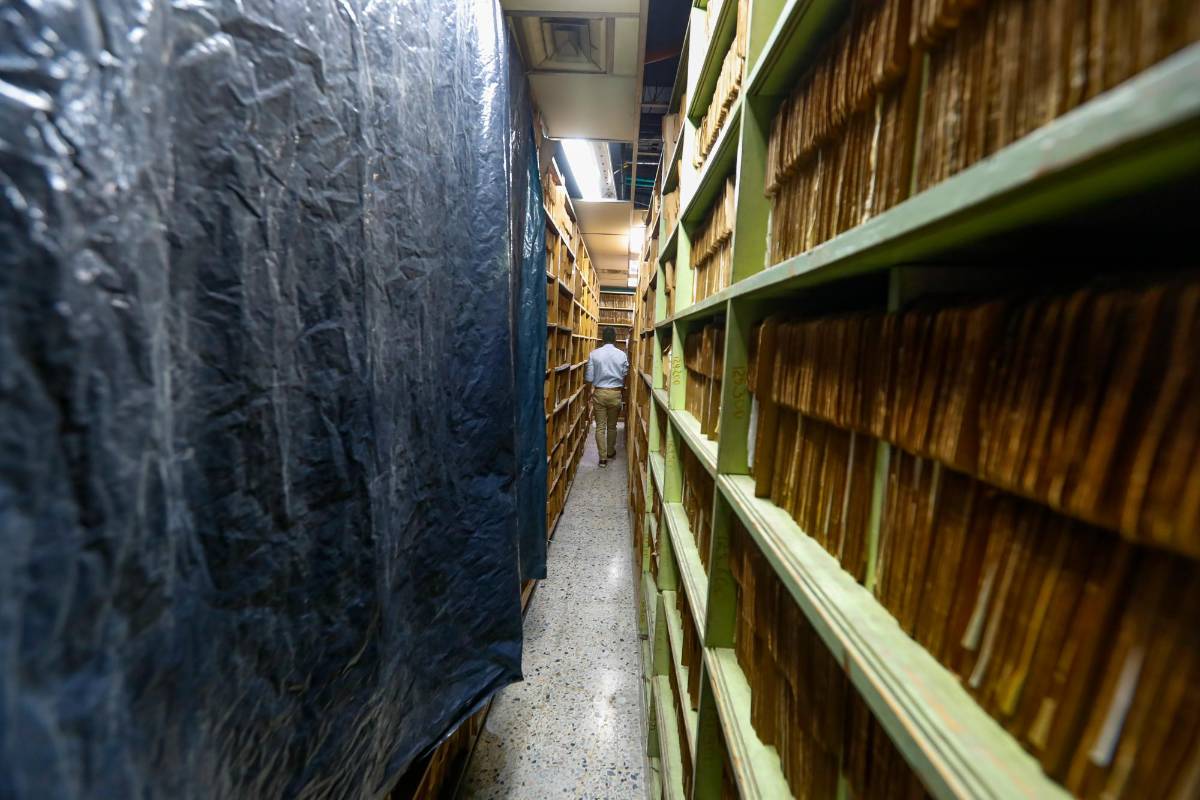 En este espacio, que ya muestra humedades en el techo y moho en los anaqueles de madera. Foto: Manuel Saldarriaga 