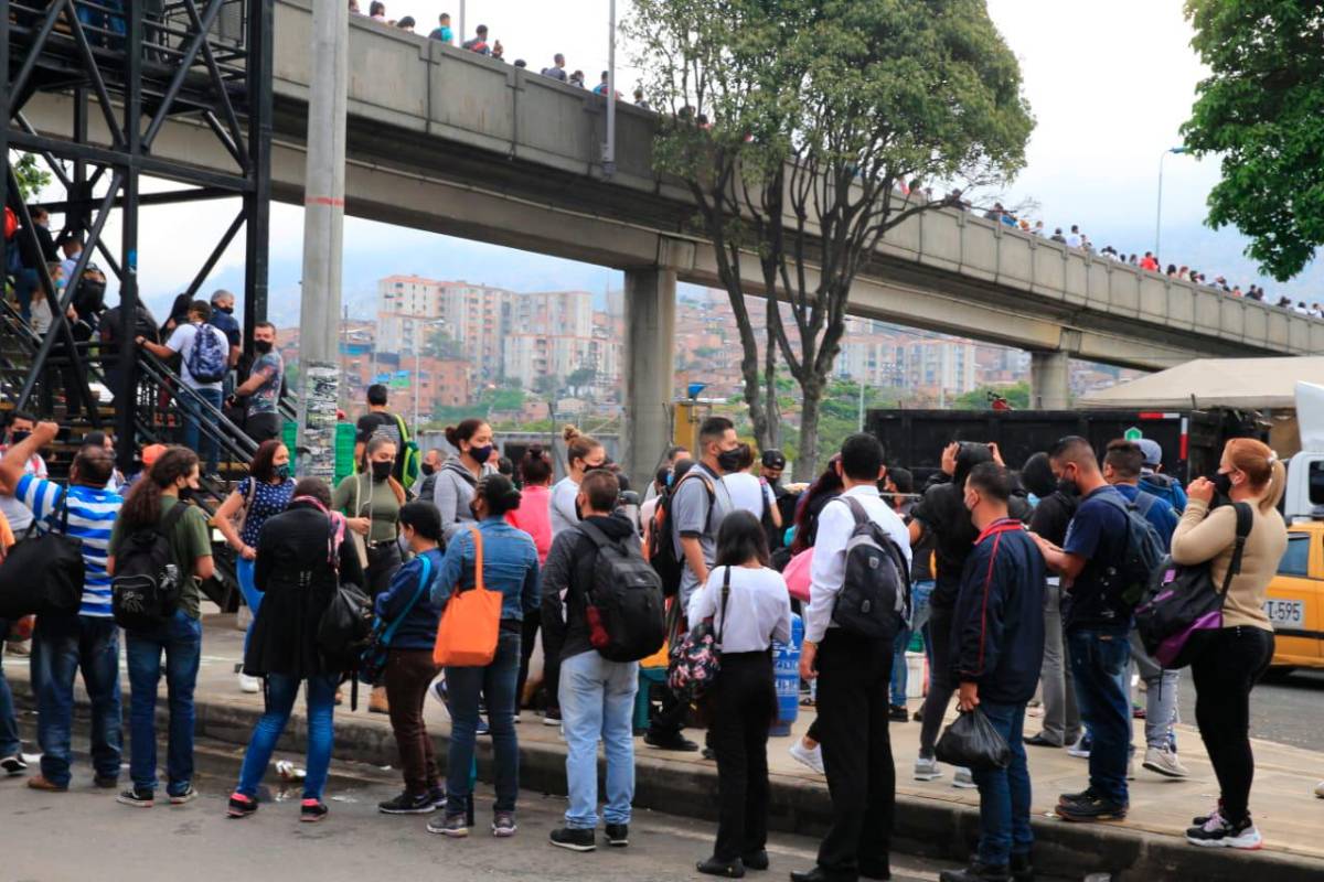 Desde Caribe hasta Niquía hubo confusión y aglomeraciones por los pasajeros que esperaban llegar a sus lugares de trabajo y estudio. Foto: Juan Antonio Sánchez