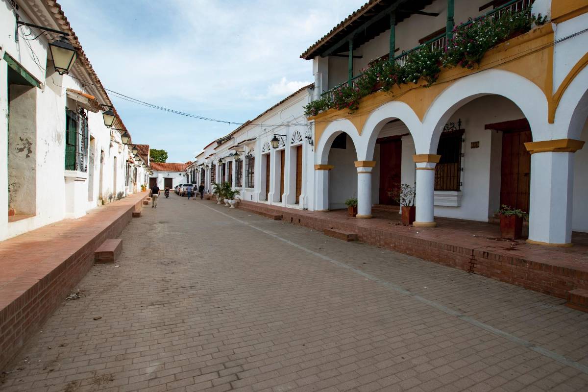 Las calles de Mompox lucen tranquilas, llenas de cafés y restaurantes con las puertas abiertas al turismo. Foto: Jaime Pérez. 