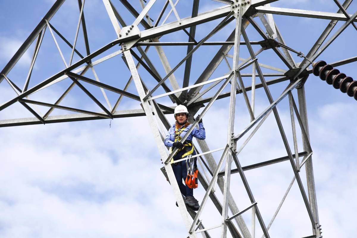 El primer paso del proceso formativo, consiste inicialmente en obtener el certificado en alturas, posteriormente se les enseña a leer los planos de una torre y a manipular los elementos que tiene la red energética. Foto: Esneyder Gutiérrez 