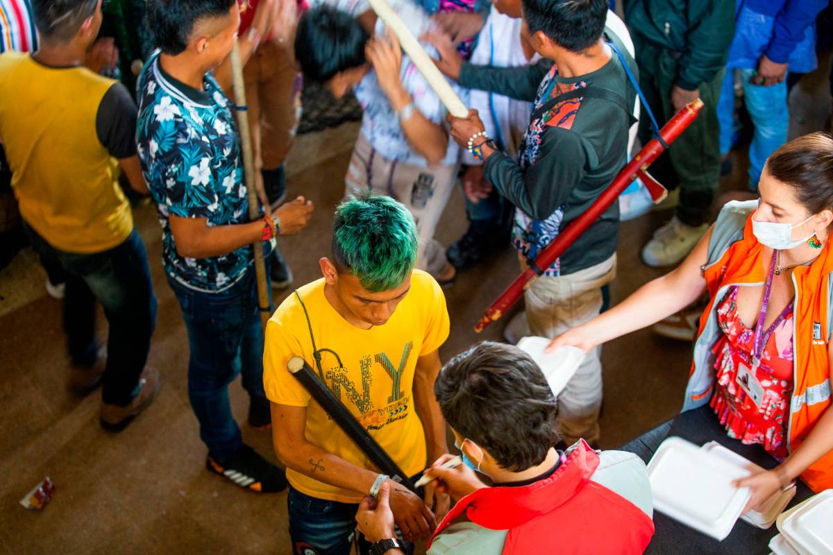La guardia indígena es quien controla la logística en el coliseo en las diferentes actividades que se desarrollan en el lugar. Foto: Esneyder Gutiérrez 