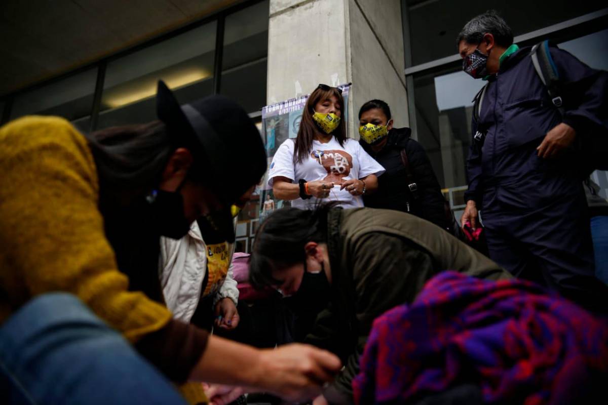 Con este acto las madres expresaron su apoyo a la Jurisdicción Especial de Paz (JEP) y exigieron respuestas sobre los responsables de las ejecuciones extrajudiciales. Foto Colprensa, Sergio Acero