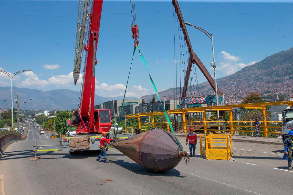 La plomada fue desmontada este domingo por funcionarios de la Alcaldía de Medellín. Foto: Esneyder Gutiérrez. Foto: Esneyder Gutiérrez