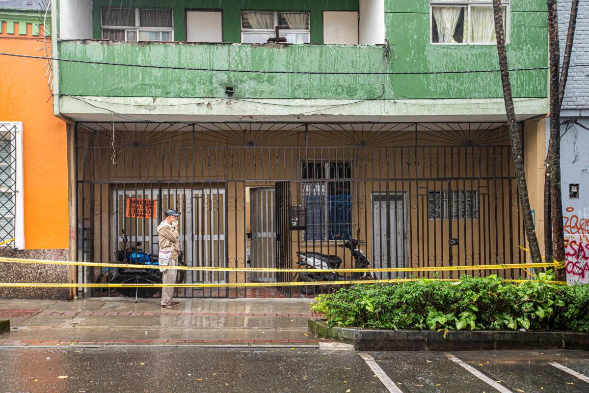 Además de la evacuación de las seis viviendas del edificio, el Dagrd recomendó otras seis evacuaciones: cinco locales y una vivienda vecina. FOTO CARLOS VELÁSQUEZ