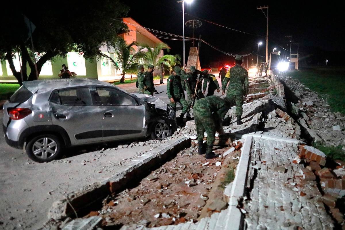 El sismo se registró a la 1:47 de la madrugada del miércoles y tuvo su epicentro 11 km al sureste de Acapulco, Guerrero, sureste de México, de acuerdo con el Sismológico Nacional. Hasta el momento se han registrado ocho réplicas, de magnitud 4 a 5. FOTO EFE