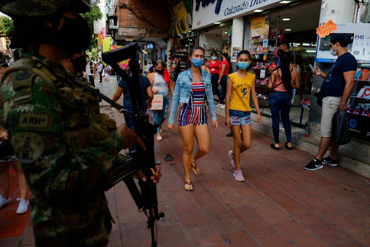Después del toque de queda en Cúcuta, las personas salen a la calle 10 ente Av. 7 y 6 en el centro de Cúcuta a comprar masivamente el 28 de diciembre. Foto: Ferley Ospina