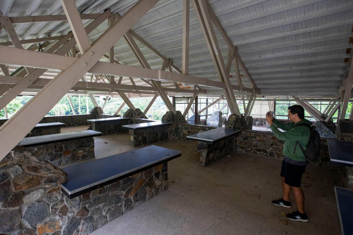 El espacio donde quedaba el restaurante se encuentra clausurado y además le fueron retiradas las tejas que lo protegían de la lluvia para reducir el peso Foto: Edwin Bustamante
