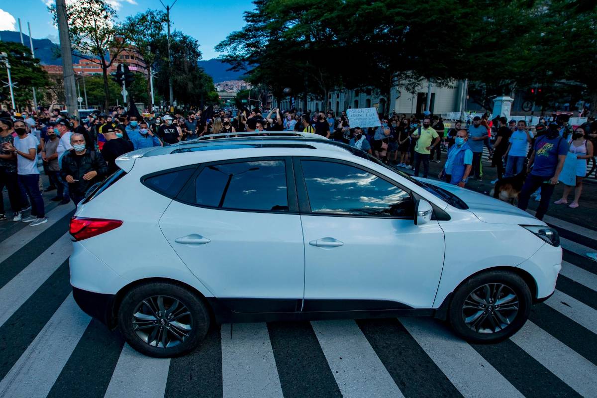 Algunos conductores tuvieron que regresar en contra vía por la protesta. FOTO: Jaime Pérez