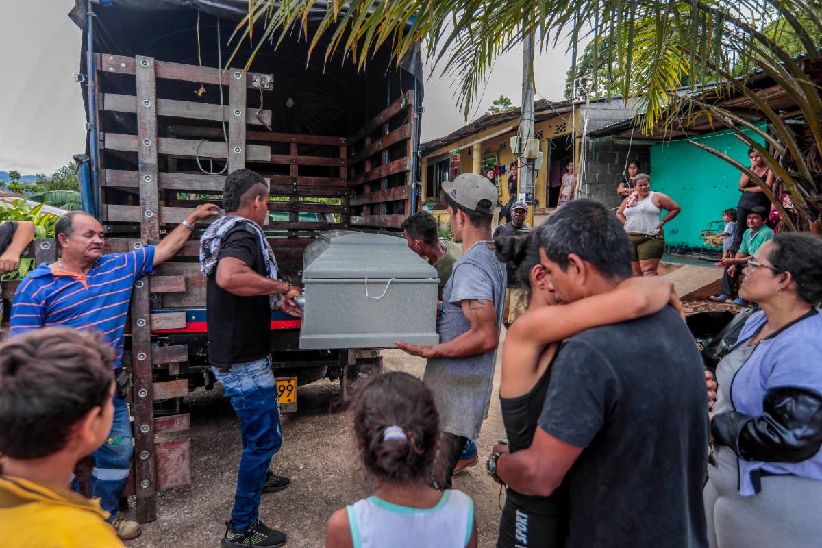 El balance de la protesta en Cáceres (Bajo Cauca antioqueño) es el de un menor fallecido, 30 vehículos saqueados, 1.200 transportadores inmovilizados y pérdidas millonarias. Foto: Carlos Velásquez