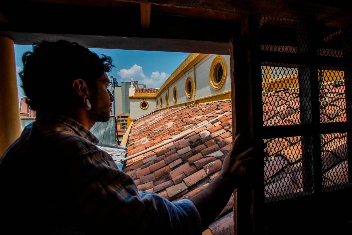 Portela es un joven de 26 años que últimamente ha cobrado reconocimiento en la ciudad gracias al contenido digital que realiza y en el que narra desde los rincones y azoteas más prominentes de la ciudad la historia de Medellín a la vez que ofrece panorámicas únicas. Foto: Esneyder Gutiérrez 
