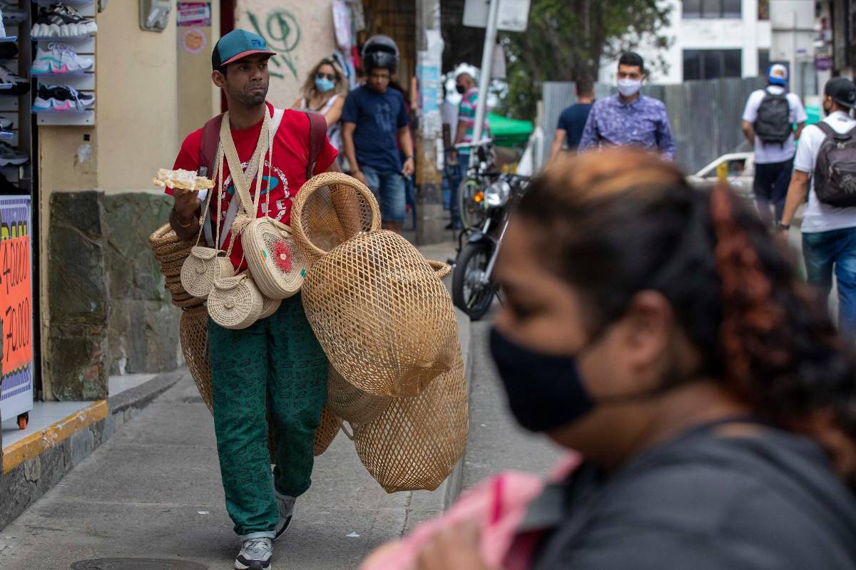 El aumento es de 30.723 pesos más (3,5 %), pasando de 877.803 a 908.526 pesos. Foto : Edwin Bustamante